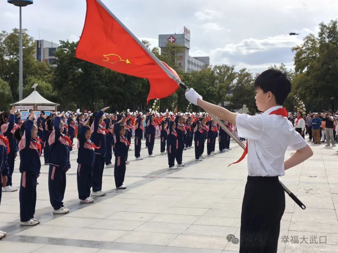今天，大武口區(qū)勞動(dòng)廣場(chǎng)鼓號(hào)嘹亮、隊(duì)旗飄揚(yáng)！